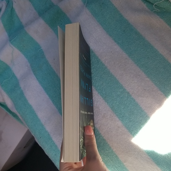 Dark Places by Gillian Flynn - Picture 4 of 6